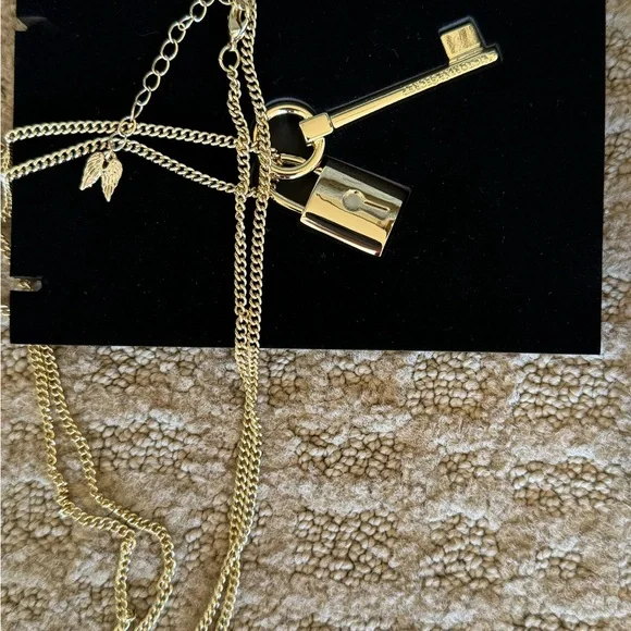 VS “Scandalous “ Lock and Key Chain Necklace, MINT Condition! - Picture 5 of 6